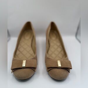 MICHAEL Michael Kors Women's Kiera Flex Mid Pump Size 7.5 Suede Office Heel